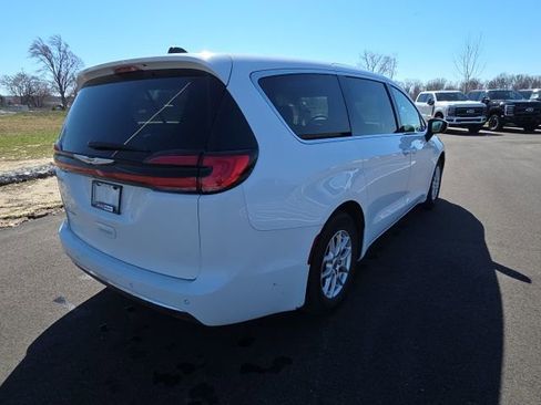 Used 2023 Chrysler Pacifica Touring-L FWD image 9