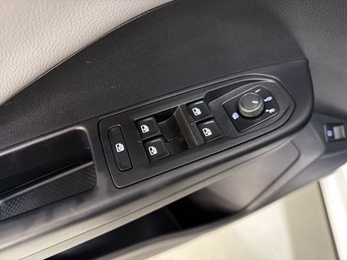 Certified 2023 Volkswagen Taos SE FWD image 18