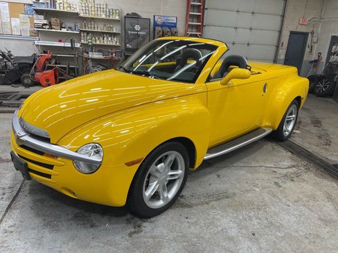 Used 2004 Chevrolet SSR w/ Preferred Equipment Group image 8