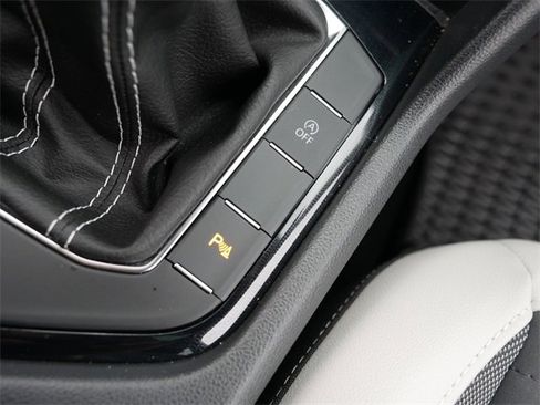 Certified 2025 Volkswagen Taos SE image 33