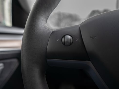 Used 2023 Tesla Model 3 Standard Range image 19