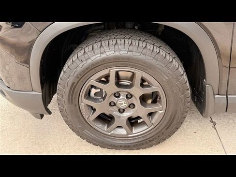 Used 2025 Honda Pilot TrailSport image 8
