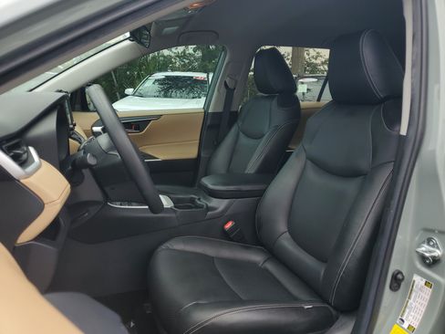 Certified 2021 Toyota RAV4 XLE FWD image 21