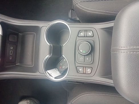 Used 2024 GMC Terrain SLE w/ Driver Convenience Package image 23