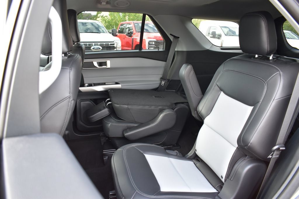 Used 2024 Ford Explorer XLT w/ Equipment Group 202A AWD/4WD image 7