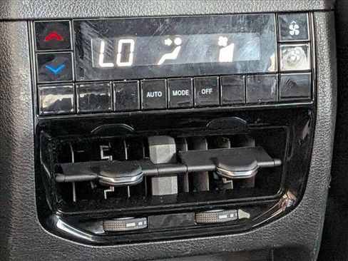 Used 2024 Jeep Grand Cherokee L Altitude AWD/4WD image 19