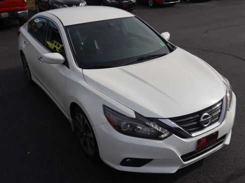 Used 2016 Nissan Altima 2.5 SR w/ LED Appearance Package image 12