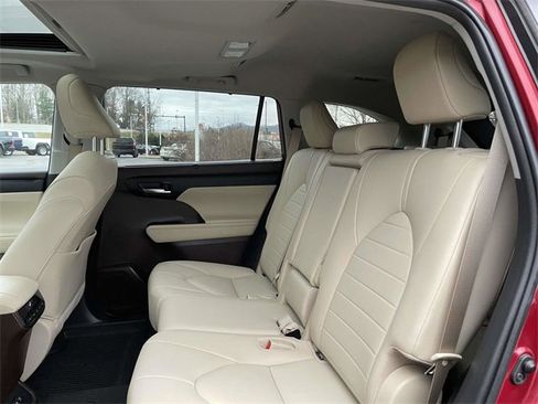 Used 2020 Toyota Highlander XLE image 17