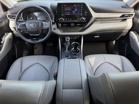 Used 2021 Toyota Highlander XLE FWD image 12