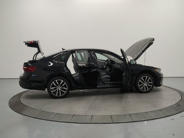 Used 2025 Volkswagen Jetta SE FWD image 13