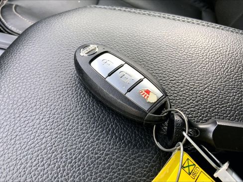 Used 2019 Nissan Titan SV w/ SV Convenience Package image 14