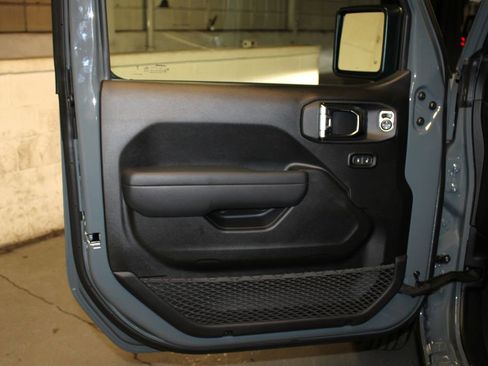 New 2025 Jeep Gladiator Sport image 11