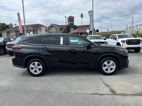 Used 2023 Toyota Highlander LE FWD image 8