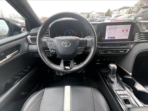 Used 2025 Toyota Camry SE image 5