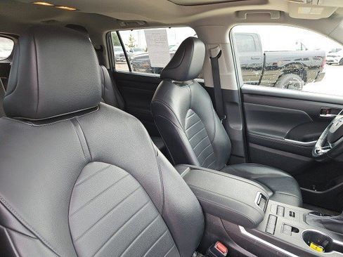 Used 2021 Toyota Highlander XLE image 12