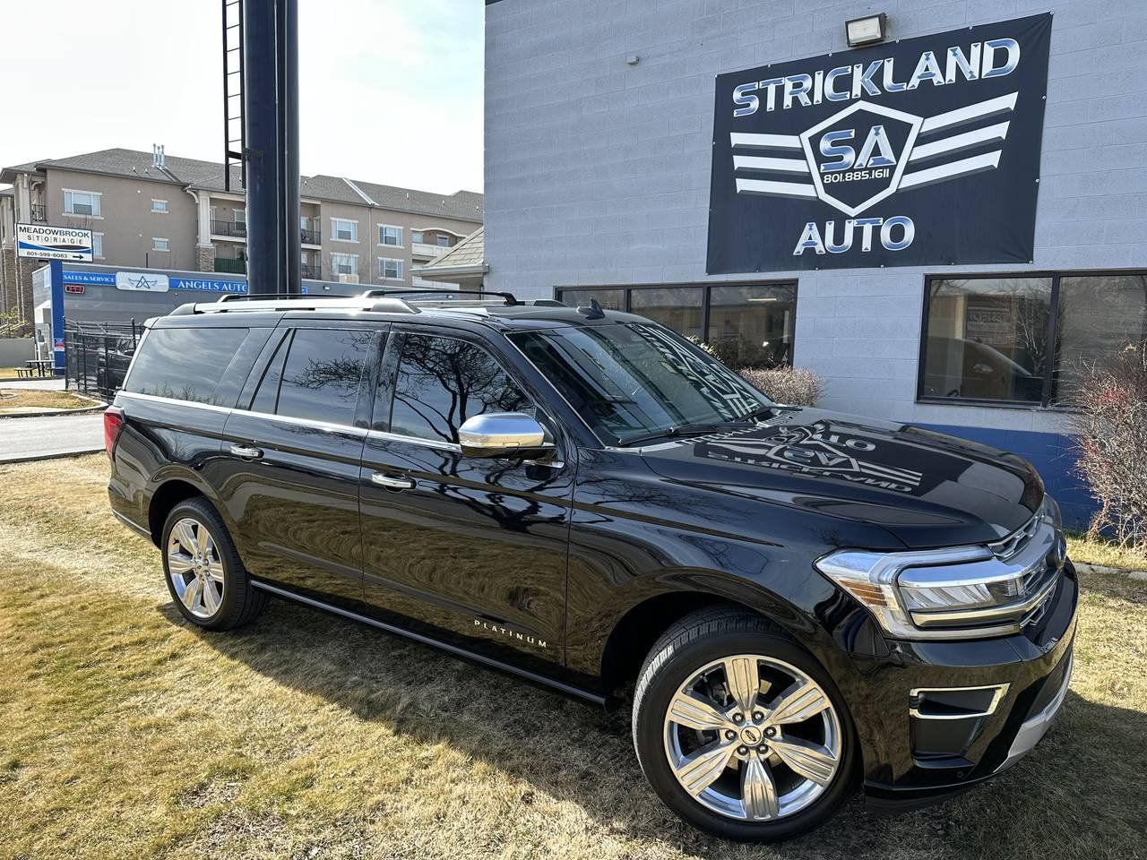 Used 2024 Ford Expedition Max Platinum AWD/4WD image 2