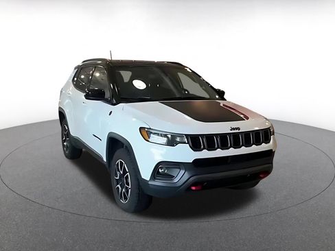 Used 2025 Jeep Compass Trailhawk AWD/4WD image 3