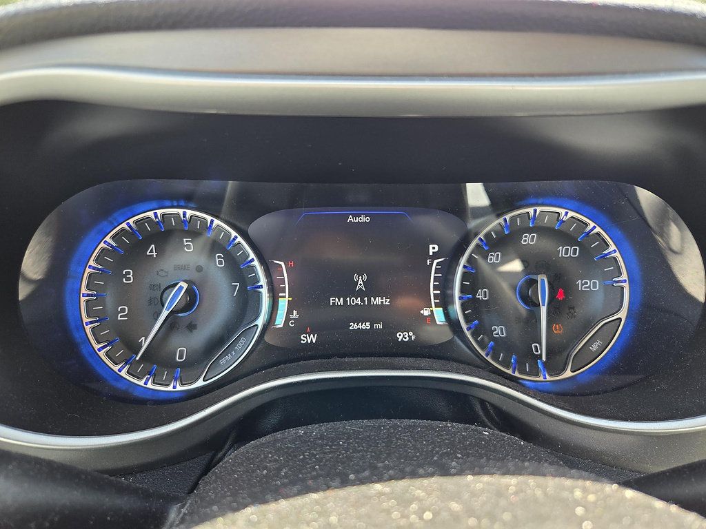 Used 2022 Chrysler Pacifica Touring-L w/ Uconnect Theater Family Group FWD image 9
