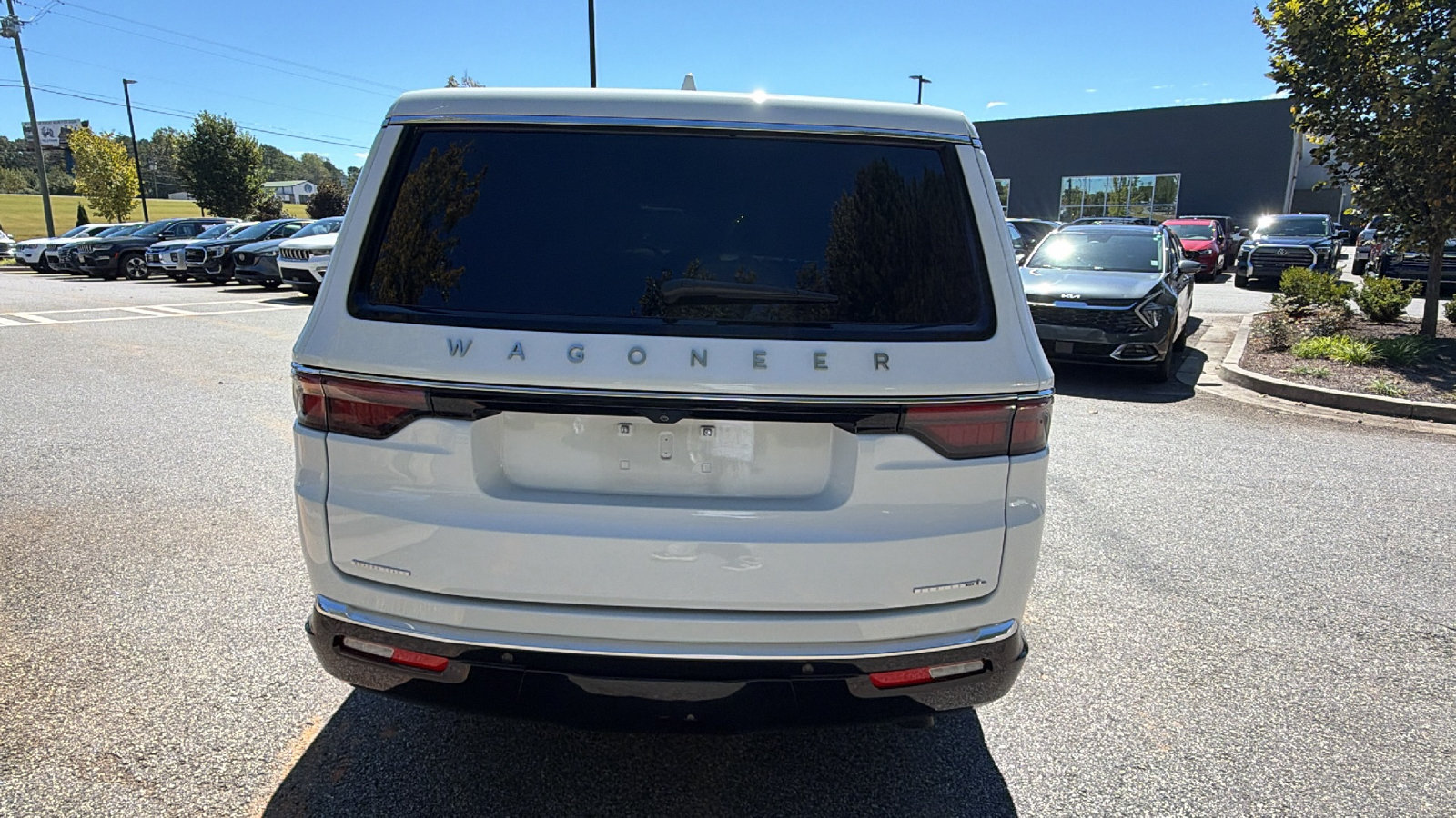 Used 2023 Jeep Wagoneer L Series III w/ Premium Group I AWD/4WD image 9