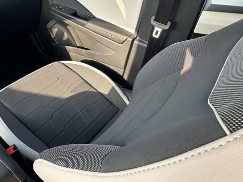 Used 2025 Volkswagen Taos SE w/ Panoramic Sunroof Package image 17