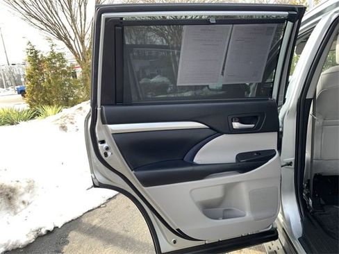 Used 2019 Toyota Highlander XLE image 15