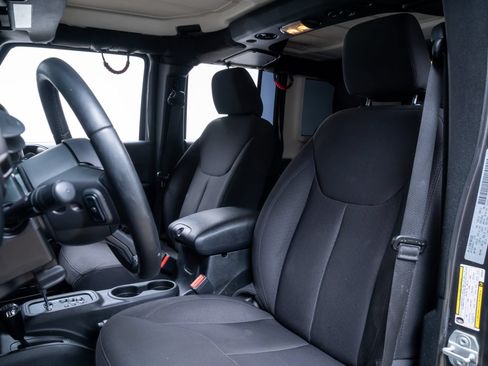 Used 2018 Jeep Wrangler Unlimited Sport w/ Connectivity Group AWD/4WD image 15