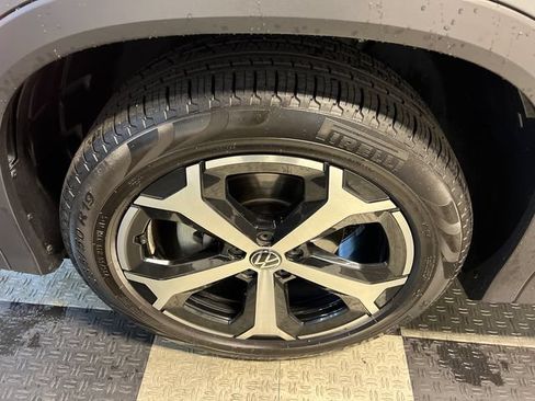 Certified 2025 Volkswagen Tiguan SE FWD image 9