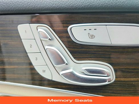 Used 2019 Mercedes-Benz GLC 300 4MATIC w/ Premium Package image 33