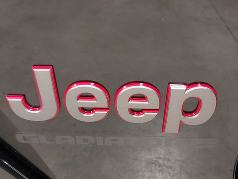 Used 2025 Jeep Gladiator Rubicon w/ Dual Top Group AWD/4WD image 34