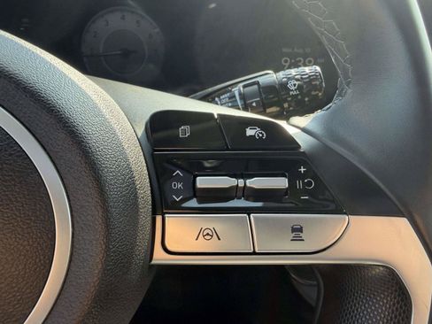 Certified 2025 Hyundai Elantra Limited FWD image 18