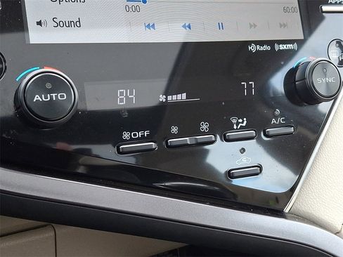 Used 2018 Toyota Camry XLE image 16