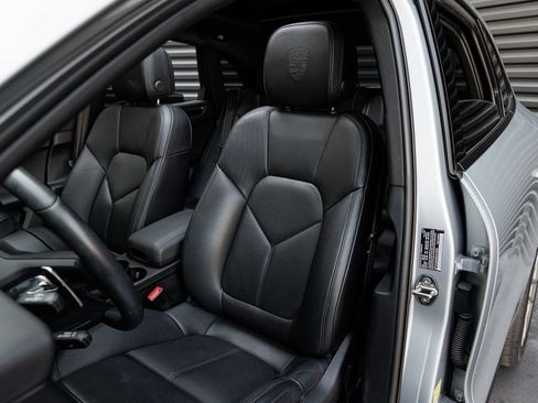 Used 2025 Porsche Macan AWD/4WD image 5