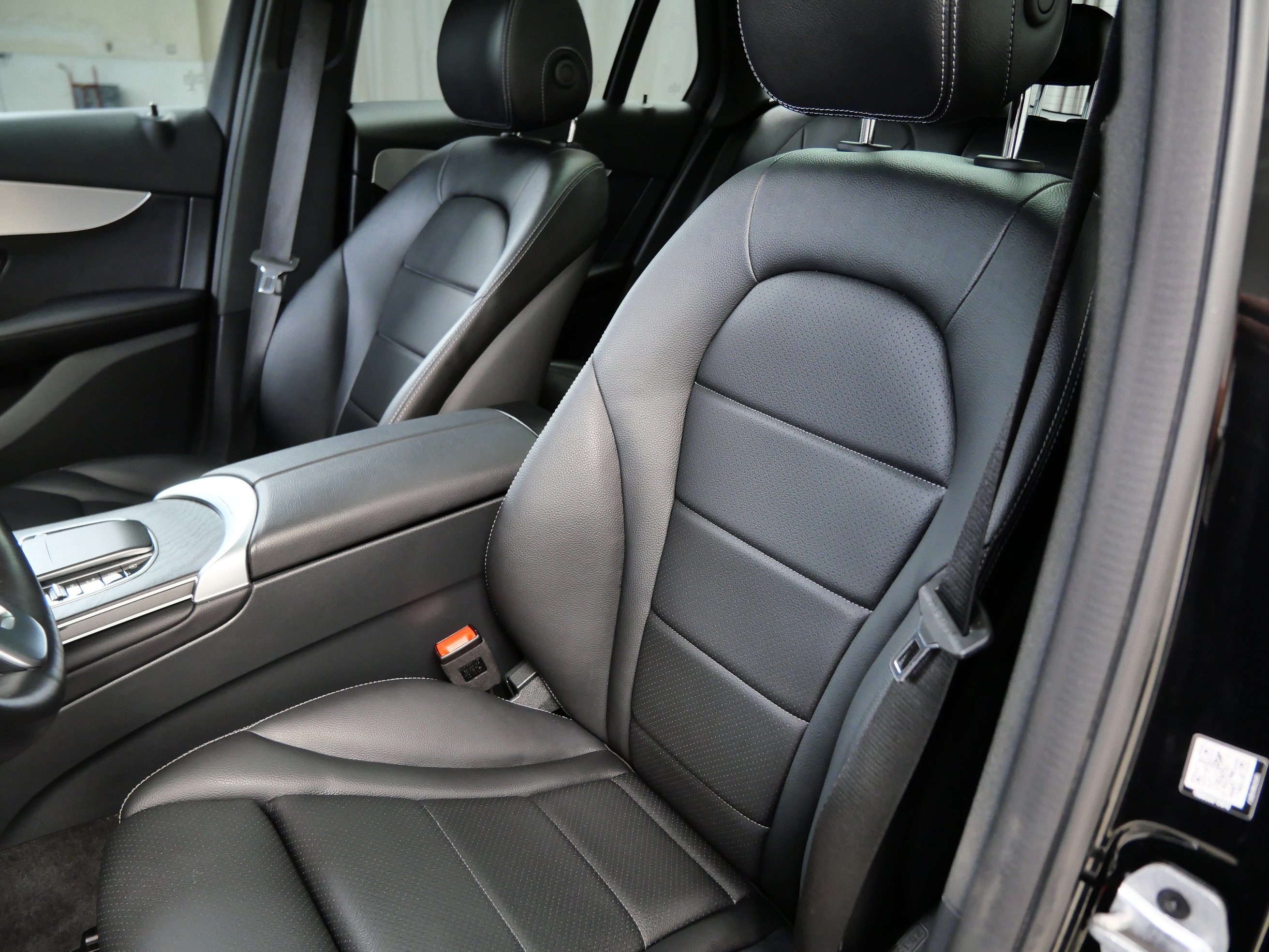 Used 2022 Mercedes-Benz GLC 300 4MATIC image 3