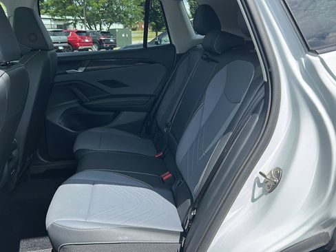 Used 2025 Volkswagen Tiguan SE w/ Panoramic Sunroof Package AWD/4WD image 17