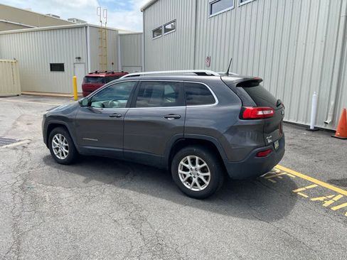 Used 2017 Jeep Cherokee Latitude w/ Safety/Convenience Group AWD/4WD image 3