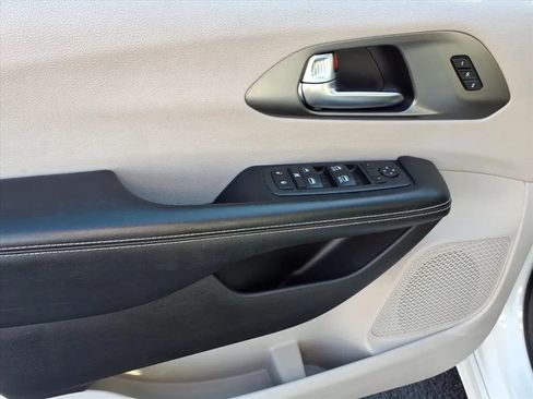 Used 2022 Chrysler Pacifica Touring-L image 22