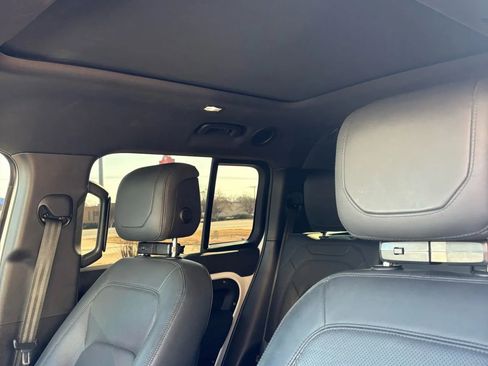 Used 2023 Land Rover Defender 130 SE image 6