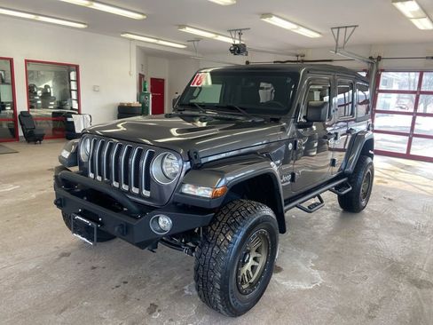 Used 2018 Jeep Wrangler Unlimited Sahara image 3