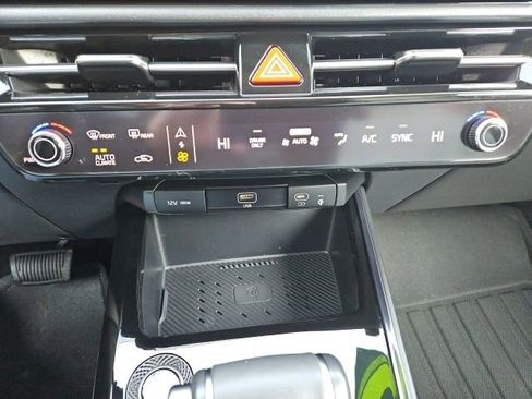 Used 2025 Kia Niro EX image 18
