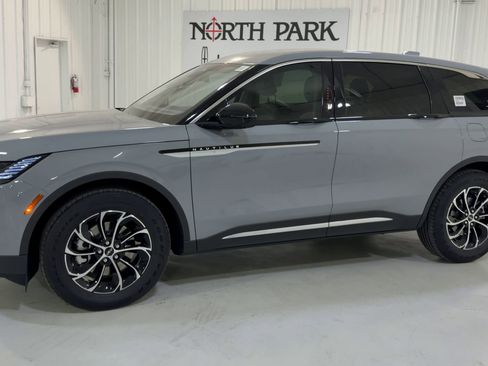 New 2026 Lincoln Nautilus Premier image 6