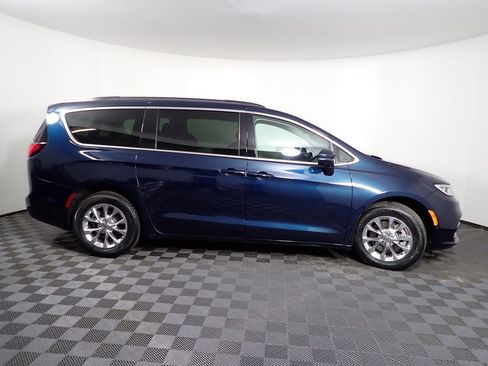 Used 2022 Chrysler Pacifica Touring-L w/ Uconnect Theater Family Group image 21