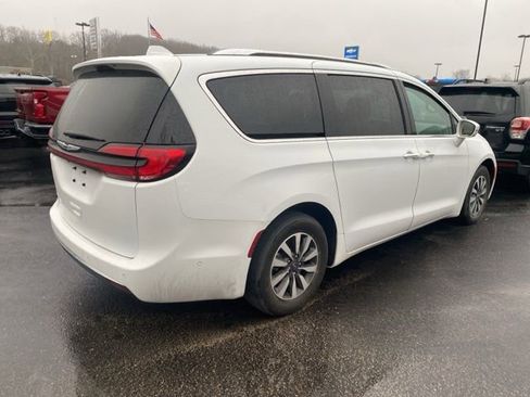 Used 2021 Chrysler Pacifica Touring-L w/ Uconnect Theater Family Group FWD image 5