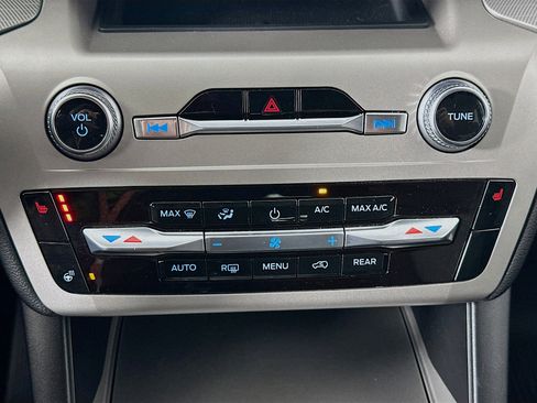 Used 2022 Ford Explorer XLT w/ Equipment Group 202A image 23