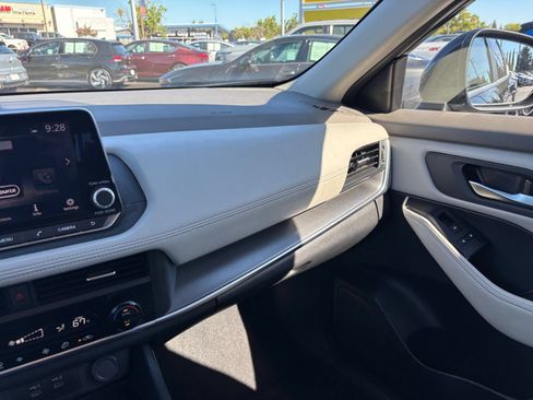 Used 2025 Nissan Rogue SV FWD image 37