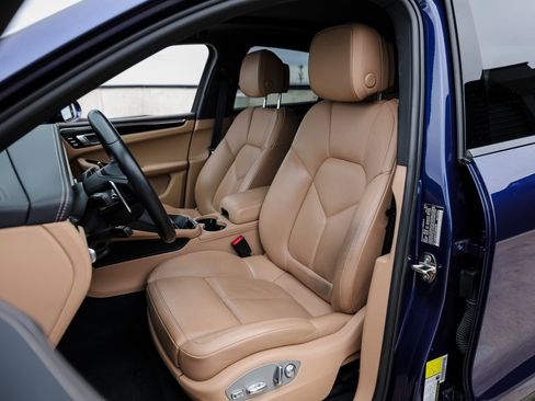 Certified 2023 Porsche Macan image 5