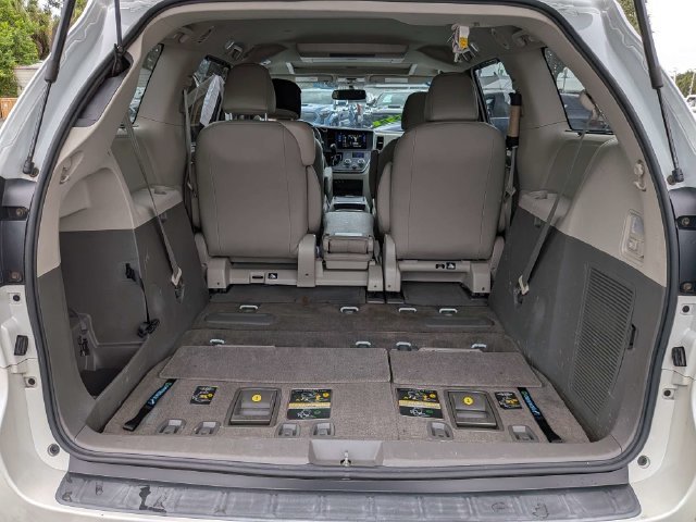 Used 2017 Toyota Sienna XLE Premium FWD image 12