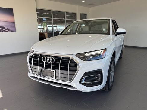 Used 2024 Audi Q5 2.0T Premium w/ Convenience Package image 3