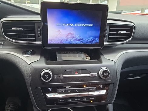 Used 2020 Ford Explorer XLT w/ Equipment Group 202A RWD image 4