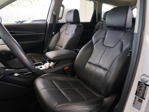 Used 2024 Kia Telluride EX w/ EX Captain's Chair Package FWD image 10