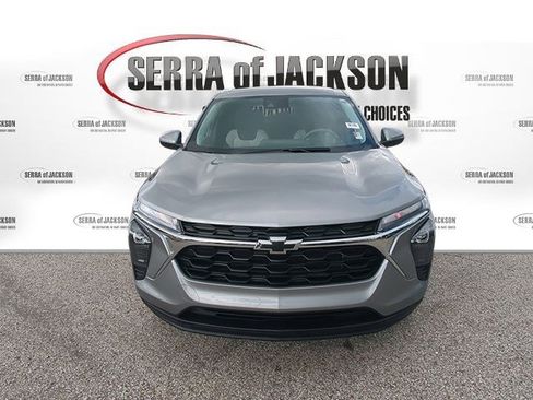 Used 2024 Chevrolet Trax LS w/ LS Convenience Package FWD image 3